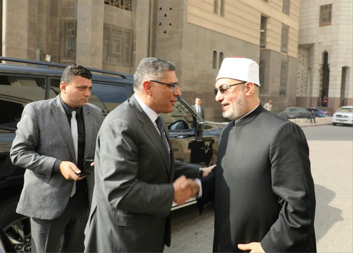 محافظ الجيزة و مفتي الديار المصرية - خلف الحدث&nbsp;