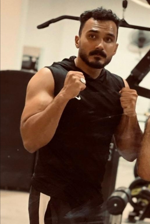 بطل كمال الأجسام والملاكمة أحمد والي