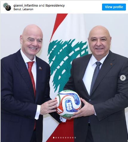 منشور رئيس الاتحاد الدولي لكرة القدم مع الرئيس اللبناني&nbsp;