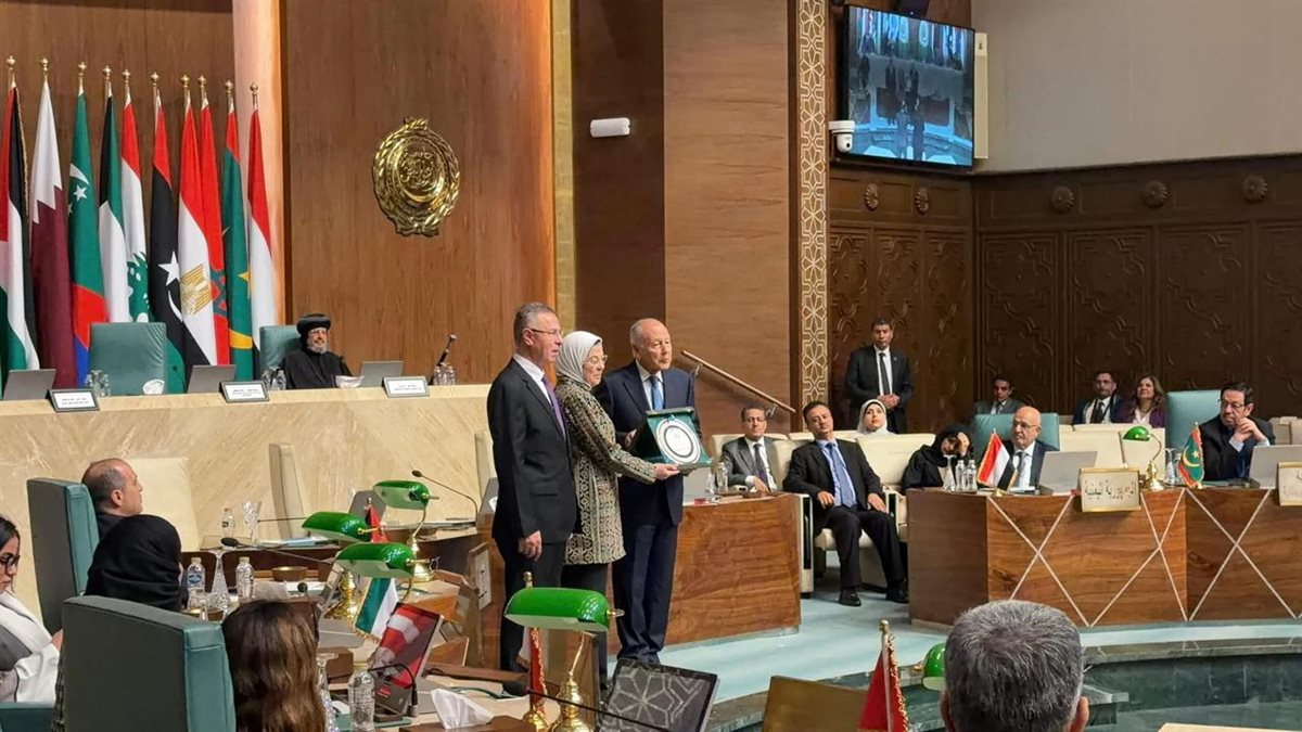 درع التكريم وتقدير الجهود سلّم السفير أحمد أبو الغيط، الأمين العام لجامعة الدول العربية، درع الجامعة إلى الدكتورة أمال إمام، المديرة التنفيذية للهلال الأحمر المصري، تكريمًا لجهود الجمعية الإنسانية في تقديم الدعم الإغاثي للشعب الفلسطيني في قطاع غزة