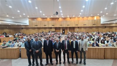 قيادات حقوق عين شمس يلتقون طلاب الفرقة الأولى بالشعب العربية والفرنسية والانجليزية