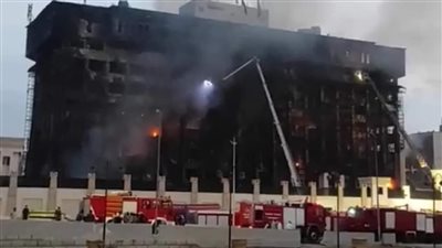 رجال الإطفاء في لندن يكافحون لإخماد حريق في مبنى مكون من تسعة طوابق