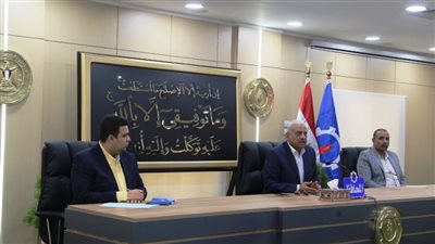 محافظ السويس يؤكد توحيد جهود الجمعيات والاحزاب والغرفة التجارية لتخفيض الأسعار