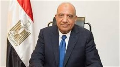 في زيارة مفاجئة.. وزير قطاع الأعمال  يتفقد مصانع شركة مصر للمستحضرات الطبية