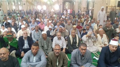 المئات يؤدون صلاة الجمعة الختامية للمولد الإبراهيمي بدسوق