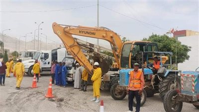 اصطفاف المعدات والسيارات بجبل عتاقة لمواجهة السيول والأزمات 