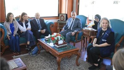 محافظ سوهاج يستقبل وفد برنامج الأغذية العالمي لمتابعة أنشطته في المحافظة