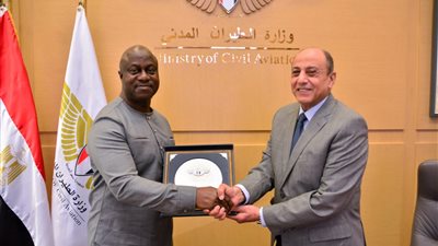 حلمي يبحث مع وزير النقل والطيران بسيراليون  سبل التعاون المشترك بين الجانبين 