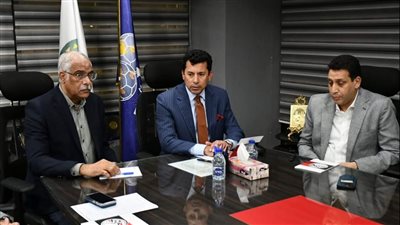 وزير الرياضة يبحث مع اتحاد كرة القدم استعدادات المنتخبين الأول والاوليمبي لتصفيات كأس العالم وأولمبياد باريس
