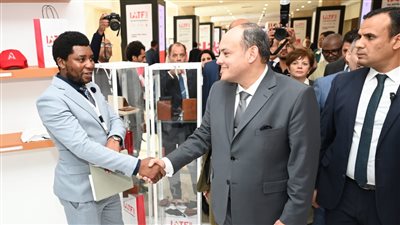 وزير الصناعة يشيد بجودة المعروضات والتنظيم الجيد لأجنحة الدول المشاركة