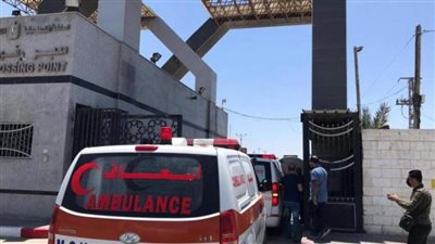 وصول سيارات إسعاف تقل جرحى فلسطينيين لمعبر رفح لتلقي العلاج في مصر