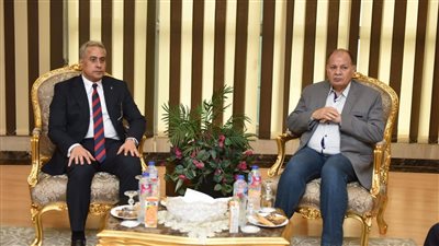 بالصور.. محافظ أسيوط يستقبل وزير العمل في 