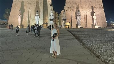 الممثلة الأمريكية أنالين ماكورد تعود لزيارة الأقصرعشقا للحضارة الفرعونية