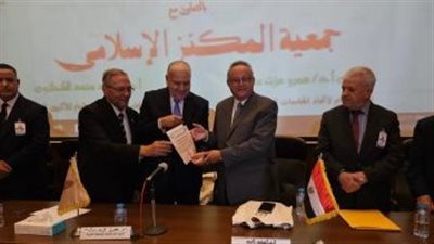 مدير مكتبة الإسكندرية يتسلم جائزة 