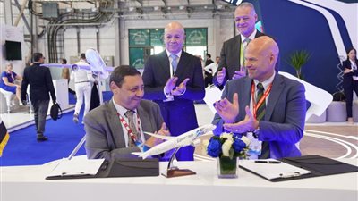 مصر للطيران و Honeywell يوقعا إتفاقية إصلاح وحدات الطائرات 