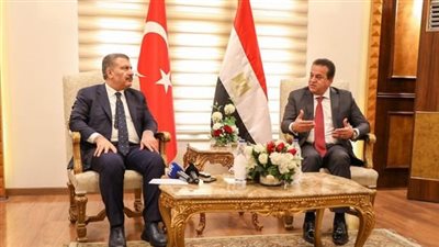 وزير الصحة يستقبل نظريه التركي بمطار القاهرة الدولي