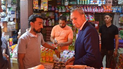 محافظ القليوبية في جولة مُفاجئة لمُتابعة الإلتزام بمُبادرة خفض أسعار السلع الأساسية