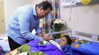 وزير الصحة يطمئن على الطفل الفلسطيني «عبدالله الكحيل» بمعهد ناصر 
