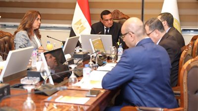 وزير التنمية المحلية يتابع مع محافظ دمياط موقف تطبيق مبادرة تخفيض أسعار السلع الغذائية 