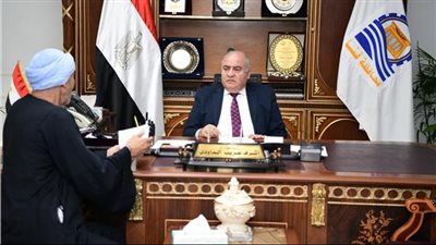 محافظ قنا: فتح تحقيق بشأن حادث سقوط مظلة خلال تركيبها بمشروع موقف نجع حمادي