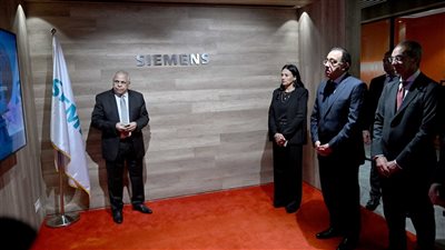 رئيس الوزراء يتفقد شركة 