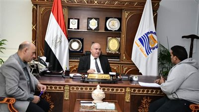 محافظ قنا يستقبل ١٠٥ مواطن بمكتبه لبحث شكواهم وطلباتهم