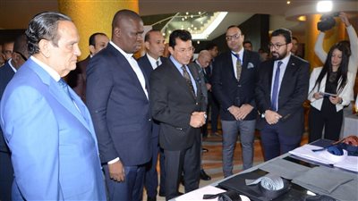 وزير الرياضة ونظيره الغيني يتفقدان معرض تاي هاوس