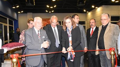   وزيرة الثقافة تفتتح معرض 