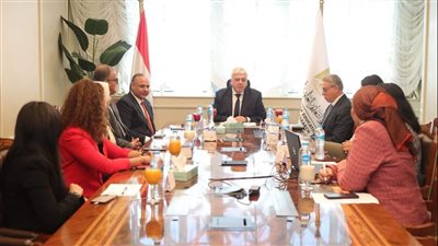 وزير التعليم العالي يتابع تطورات مشروع الخرسانة المضيئة