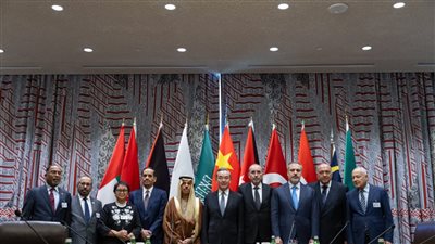 اللجنة الوزارية المكلفة من القمة العربية تعقد اجتماعاً رسمياً مع وزير الخارجية الصيني