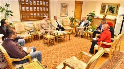 محافظ أسيوط يستقبل الرئيس التنفيذي لأفرع البنك الزراعي المصري لاستلام 50 كوبون لأجهزة عرائس