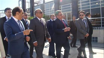 وزير قطاع الأعمال يستعرض خطة التطوير والفرص الاستثمارية بشركة مصر الجديدة للإسكان والتعمير 