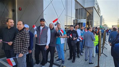 المصريون يتوافدون على مقر السفارة بالكويت للتصويت في الانتخابات الرئاسية 