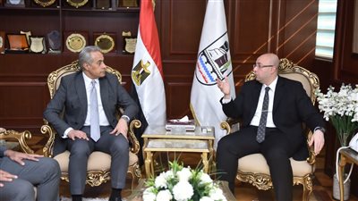 وزير العمل يبدأ جولته في مواقع 