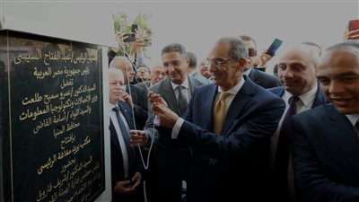  وزير الاتصالات يتفقد أعمال مد كابلات الألياف الضوئية فى قرية الأزهرى بمركز العدوة