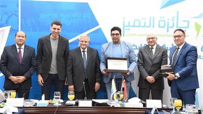 «لحصوله علي جائزة التميز الحكومي»..رئيس مياه الغربية يهنئ العلاقات العامة والخط الساخن