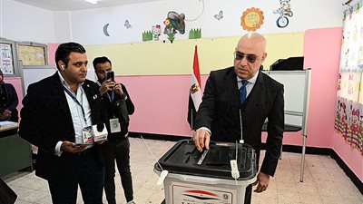    وزير الإسكان يدلي بصوته في الانتخابات الرئاسية 2024 