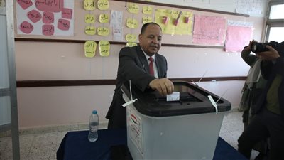 وزير المالية عقب الإدلاء بصوته فى الانتخابات الرئاسية: المصريون يكتبون تاريخا فى الممارسة الديموقراطية 