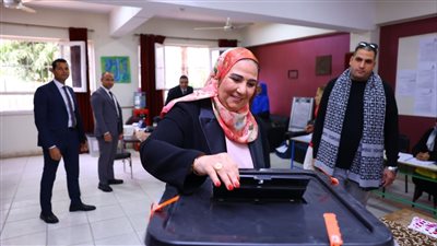 وزيرة التضامن الاجتماعي تدلي بصوتها في الانتخابات الرئاسية بلجنة مدرسة بدر بالدقي 