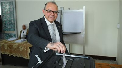 رئيس البورصة المصرية يدلي بصوته في الانتخابات الرئاسية