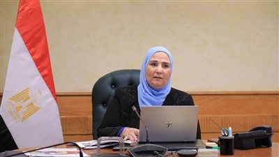وزيرة التضامن تتابع حادث تصادم تريلا بسيارات في قنا