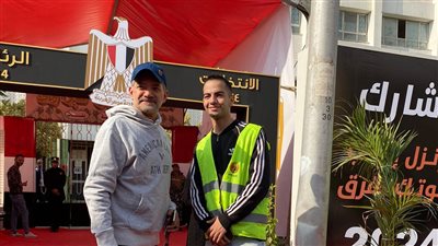 الفنان مجدي بدر يدلى بصوته في الانتخابات الرئاسية في التجمع الخامس 
