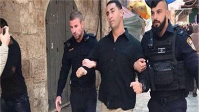 الاحتلال الإسرائيلي يعتقل حارسين للمسجد الأقصى ويفجر منزلاً في الضفة الغربية