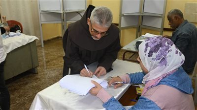 الاب  بطرس دانيال  رئيس المهرجان الكاثوليك يدلى بصوته فى عابدين