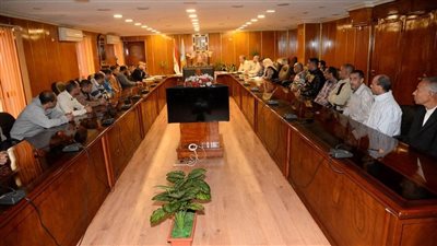 محافظ أسيوط يواصل لقاءاته مع العاملين المثبتين حديثًا لتوزيعهم على المراكز والأحياء