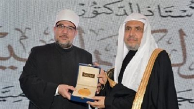 رابطة العالم الإسلامي تمنح وزير الأوقاف وسام الرابطة من درجة كبار القيادات الدينية
