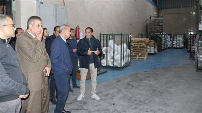 محافظ القليوبية يتفقد أحد المصانع المتخصصه في تعبئة المنتجات الغذائية 