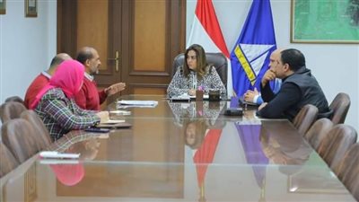 محافظ دمياط تناقش موقف توافر السولار بمحطات تموين السفن