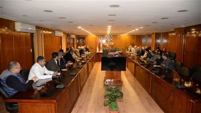 محافظ أسيوط يعقد اجتماعًا موسعًا لمتابعة موقف السلع ومدى توافرها بالكميات المناسبة 