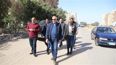 محافظ الجيزة يشدد علي رفع كافه مخلفات ونواتج أعمال الرصف للطريق علي الفور
